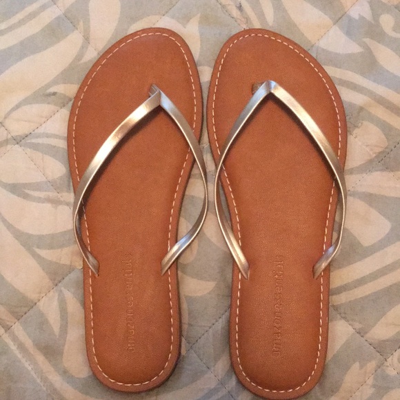 Shoes - 💋Cute Size 8 thong flip flop Sandals